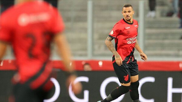 Paranaense derrota el líder en Brasil