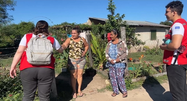 Familias afectadas por inundación reciben ayuda monetaria de la Cruz Roja Paraguaya