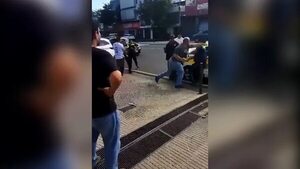 Video: violenta pelea entre agentes de la PMT y un conductor sobre Eusebio Ayala  - Nacionales - ABC Color