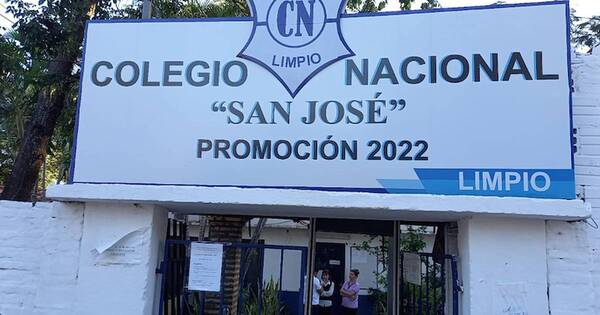 La Nación / Con detector de metales, colegio de Limpio incautó armas blancas