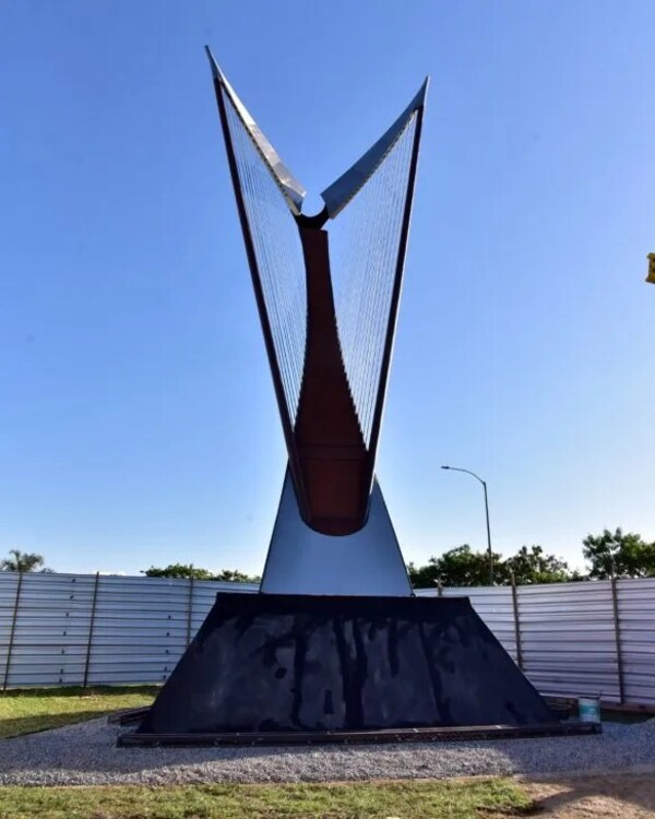Imponente escultura del arpa en la Costanera, la inspiración y el homenaje