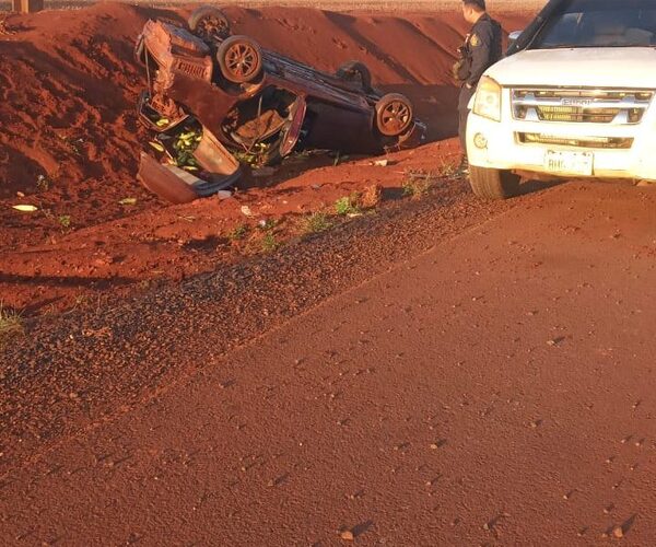 Vehículo vuelca en Santa Fe del Paraná