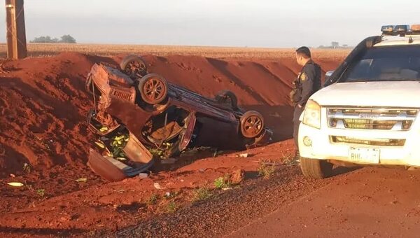 Vuelco de automóvil en Santa Fe del Paraná - ABC en el Este - ABC Color