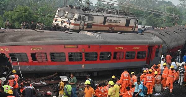 La Nación / Más de 288 muertos en choque de trenes en India