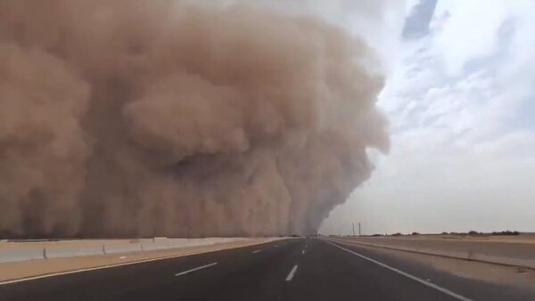 Una tremenda tormenta de arena en Egipto cubrió enteramente el Canal de Suez
