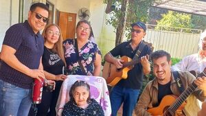 Músicos llevan serenata a Lidia Mariana en hogar de ancianos