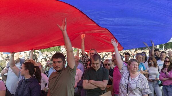 Miles de manifestantes exigen la dimisión del presidente de Serbia