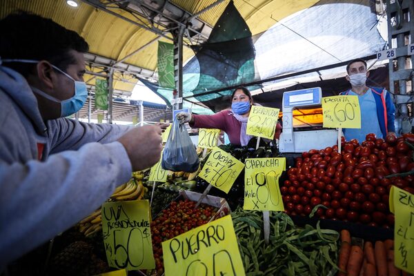 La pérdida del poder de compra por la elevada inflación golpea al consumo en Argentina - MarketData