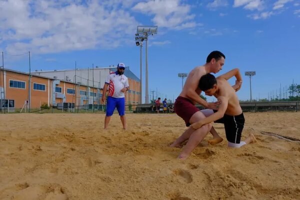 Campeones nacionales en Lucha de Playa - Polideportivo - ABC Color