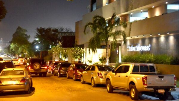 Molas López: Autos en las calles y veredas por falta de estacionamiento