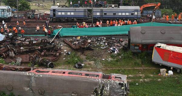 La Nación / India reanuda servicio de trenes tras accidente que dejó 275 muertos