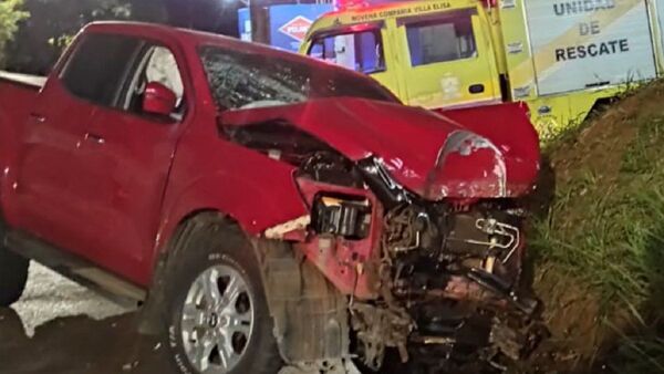 Grave accidente de camioneta deja tres heridos en Villa Elisa