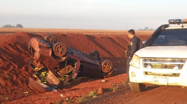 Diario HOY | Abandonan vehículo tras aparatoso vuelco