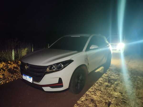 Camioneta robada es encontrada abandonada en camino vecinal de San Pedro del Paraná