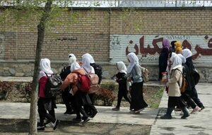 Al menos 82 niñas son envenenadas en dos colegios en Afganistán - Mundo - ABC Color