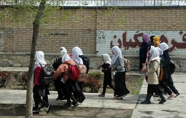 Al menos 82 niñas son envenenadas en dos colegios en Afganistán - Mundo - ABC Color