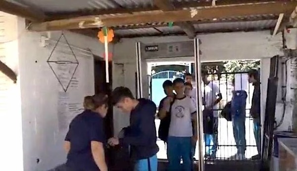 Instalan detector de metales en colegio de Limpio | 1000 Noticias