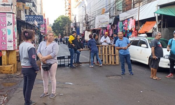 Trabajadores cierran calle exigiendo clausura de comercios donde asaltan a turistas