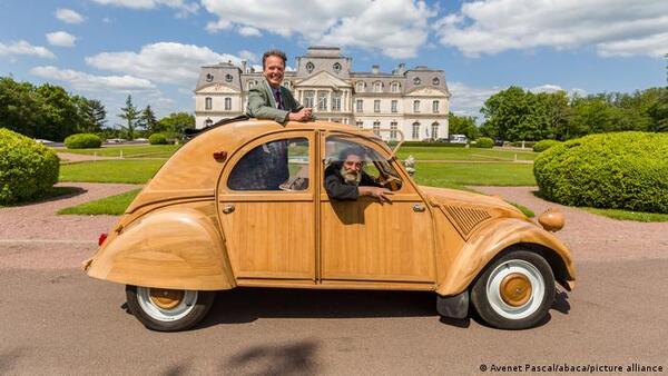 Subastan en 210.000 euros un Citroen 2CV hecho de madera