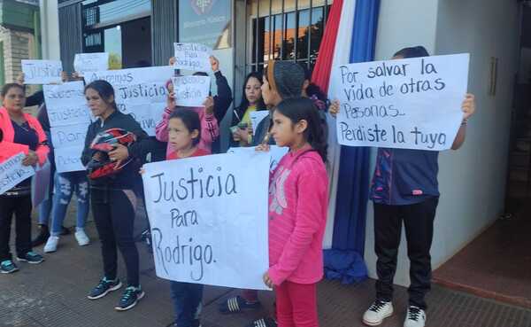 Madre y allegados piden justicia por muerte de "Pichanga"