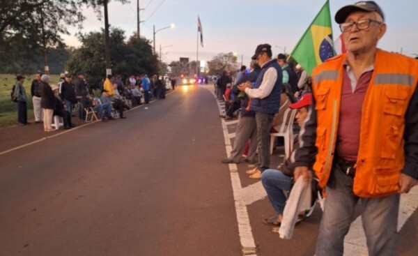 Exobreros se manifiestan frente a la entrada de Itaipu