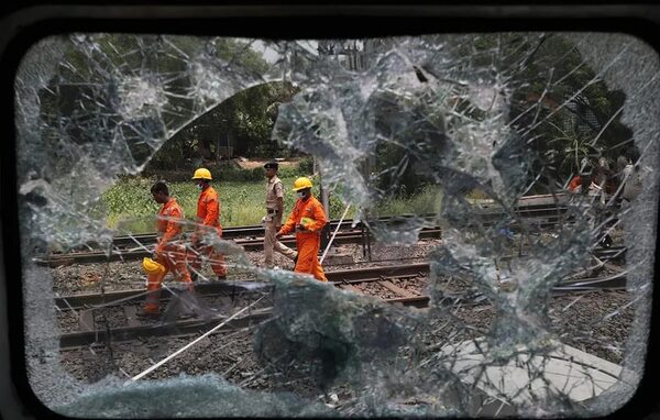 La carrera contra reloj para identificar más de 100 muertos del accidente de tren en India - Mundo - ABC Color