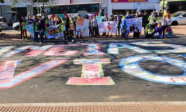 Con arte urbano, se expresan contra el abuso sexual infantil en avenida céntrica de CDE