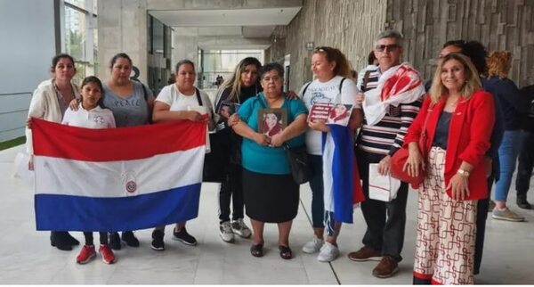 Video: Paraguayos se manifiestan en España pidiendo justicia para Romina, asesinada en el 2019 - Mundo - ABC Color