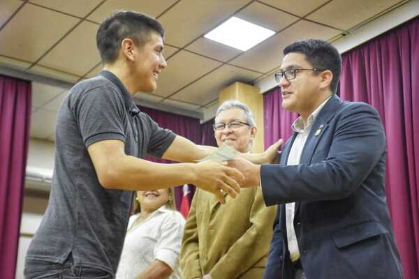 Gobernación de Itapúa entrega aporte económico a estudiantes universitarios