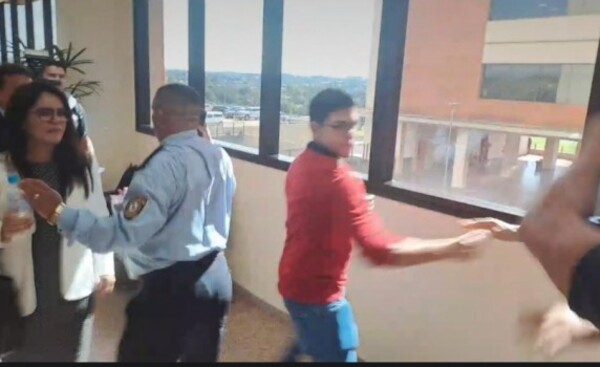 Juicio a Mbururú: Seguidores y querellantes se enfrentaron a golpes
