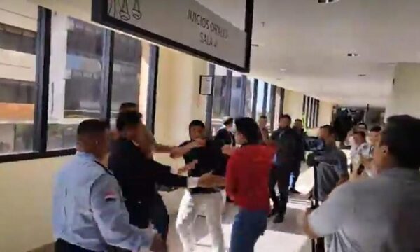 Batalla campal entre abogados y seguidores de Mbururú tras juicio
