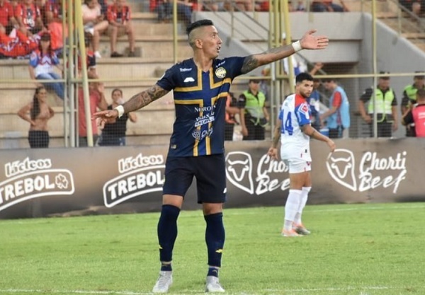 Lucas Barrios desmiente rumor de golpes con DT y se aleja de Trinidense
