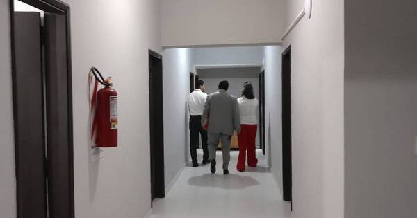 La Nación / Esposa del militar que intentó proveer celular a Tío Rico se presentó ante la Justicia