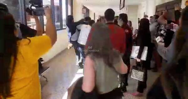 La Nación / Caso Mbururu: hostigamiento y golpes en pasillo judicial tras término del juicio de hoy