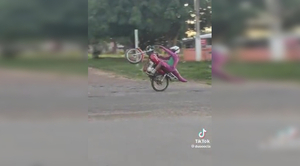 Diario HOY | VIDEO | El Barney motoqueiro haciendo "willy" causa furor en redes