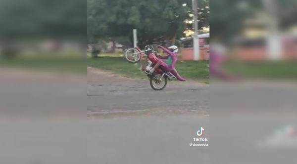 Diario HOY | VIDEO | El Barney motoqueiro haciendo "willy" causa furor en redes
