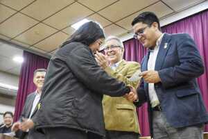 GOBERNACIÓN DE ITAPÚA ENTREGA APORTE ECONÓMICO A ESTUDIANTES UNIVERSITARIOS