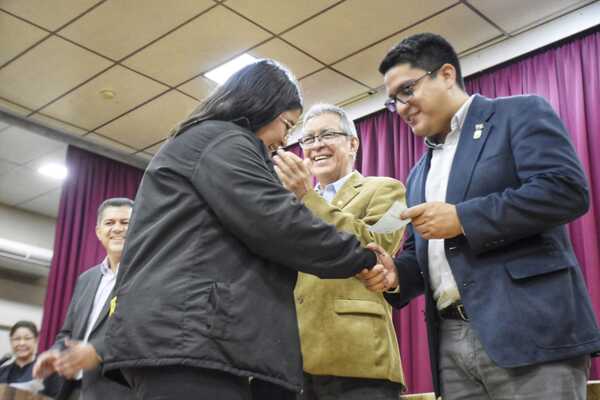 GOBERNACIÓN DE ITAPÚA ENTREGA APORTE ECONÓMICO A ESTUDIANTES UNIVERSITARIOS