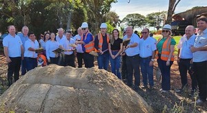 Gobernador de Alto Paraná realiza palada inicial de futuro polideportivo de Naranjal | DIARIO PRIMERA PLANA