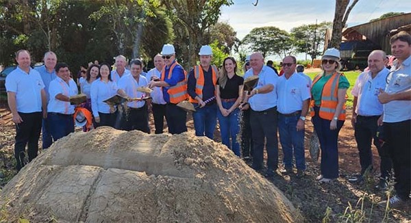 Gobernador de Alto Paraná realiza palada inicial de futuro polideportivo de Naranjal | DIARIO PRIMERA PLANA