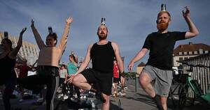 La Nación / “Beer yoga”, ¿de qué se trata esta disciplina que está de moda en Dinamarca?
