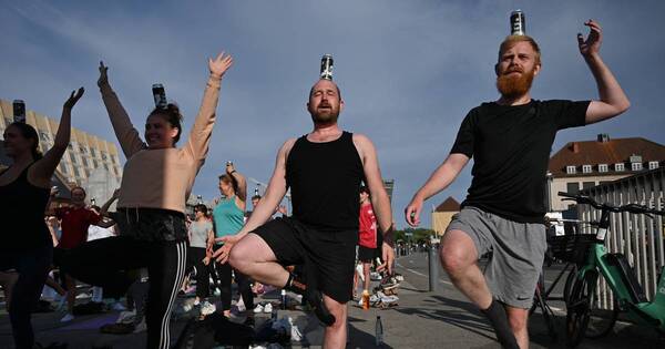 La Nación / “Beer yoga”, ¿de qué se trata esta disciplina que está de moda en Dinamarca?