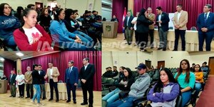 ENTREGA INSTITUCIONAL DE APORTE ECONÓMICO A ESTUDIANTES UNIVERSITARIOS SE CUMPLIÓ EN LA GOBERNACIÓN DE ITAPÚA - Itapúa Noticias