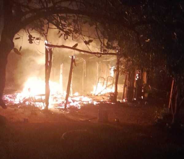 Disputa entre vecinos termina con dos casas incendiadas y un menor herido