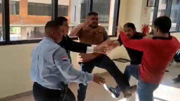 A los golpes y patadas durante cuarto intermedio de juicio de Mbururu