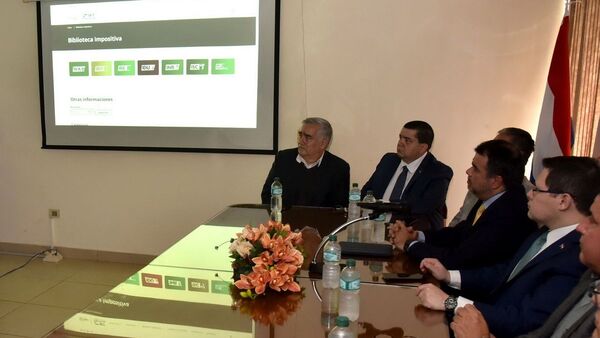 Llamosas rechaza críticas, pero no descarta ampliar el agujero fiscal