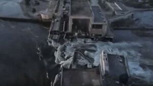 Explosión destruye presa en Ucrania y Kiev acusa a Rusia