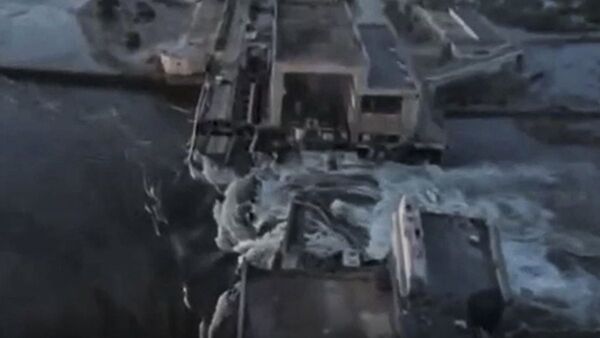 Explosión destruye presa en Ucrania y Kiev acusa a Rusia