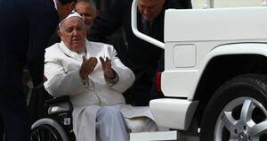 La Nación / Hospitalizan al papa Francisco para controles programados