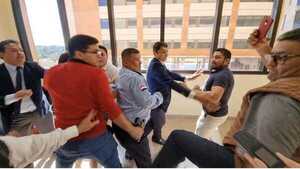 Entre golpizas e improperios comenzó juicio oral a “Mbururu” - La Clave